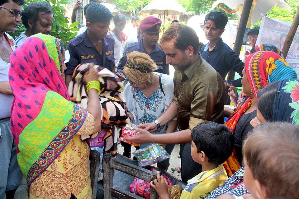 सप्तरीका बाढी पीडितलाई एमाजोन ईन्टरटेन्मेन्टले गर्‍यो राहत वितरण