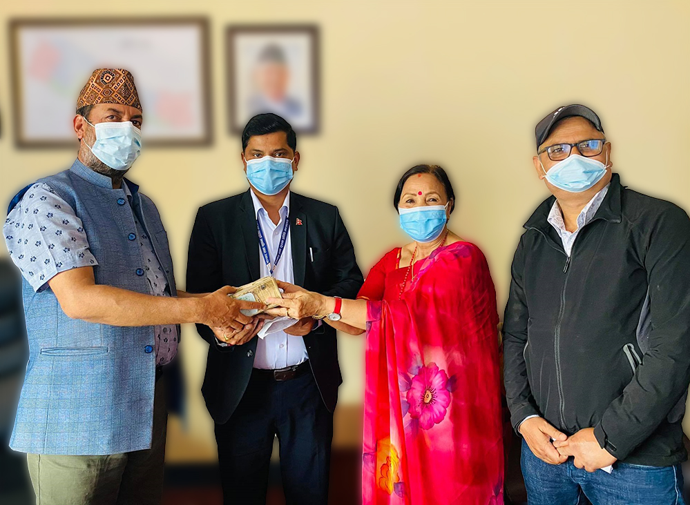चलचित्र विकास बोर्डको चलचित्रकर्मी कल्याणकारी कोषलाई अभिनेत्री बसुन्धरा भुसालद्धारा रकम हस्तानतरण