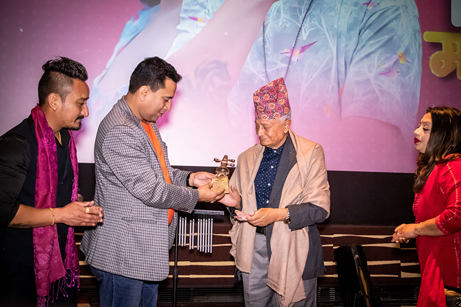 गायक उदेश श्रेष्ठको गीत ‘मलाइ तिमी मन पर्यो’ एक कार्यक्रम बिच सार्वजनिक